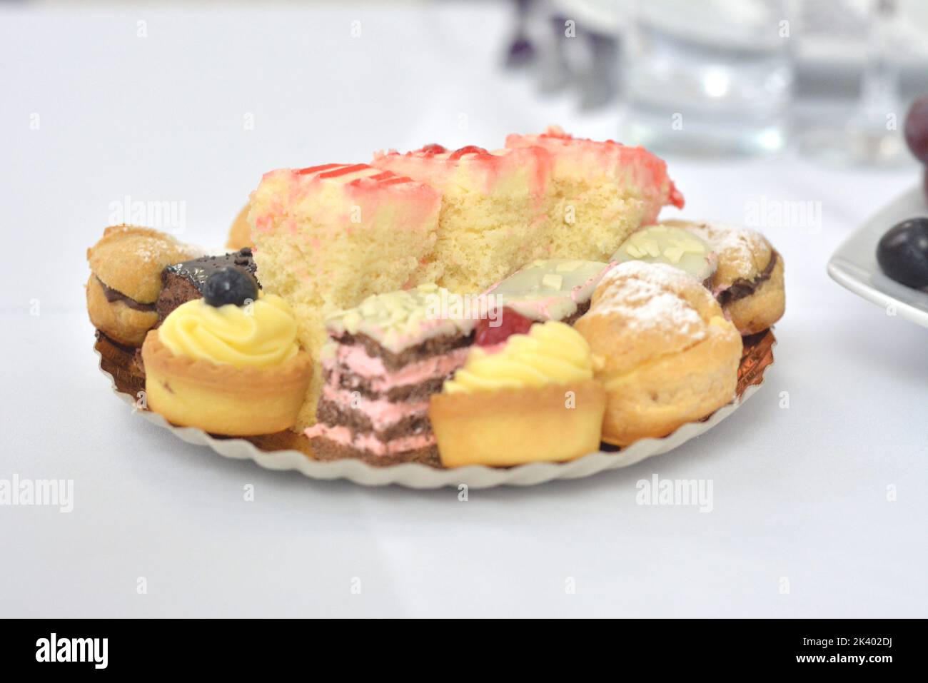 Piatto con torte fresche. Picnic per una vacanza estiva con torta perfetta. Foto Stock