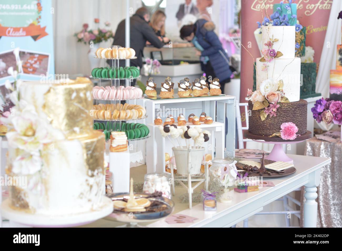 Tabella di dessert per una festa. Torta, tortine, dolcezza e fiori Foto Stock