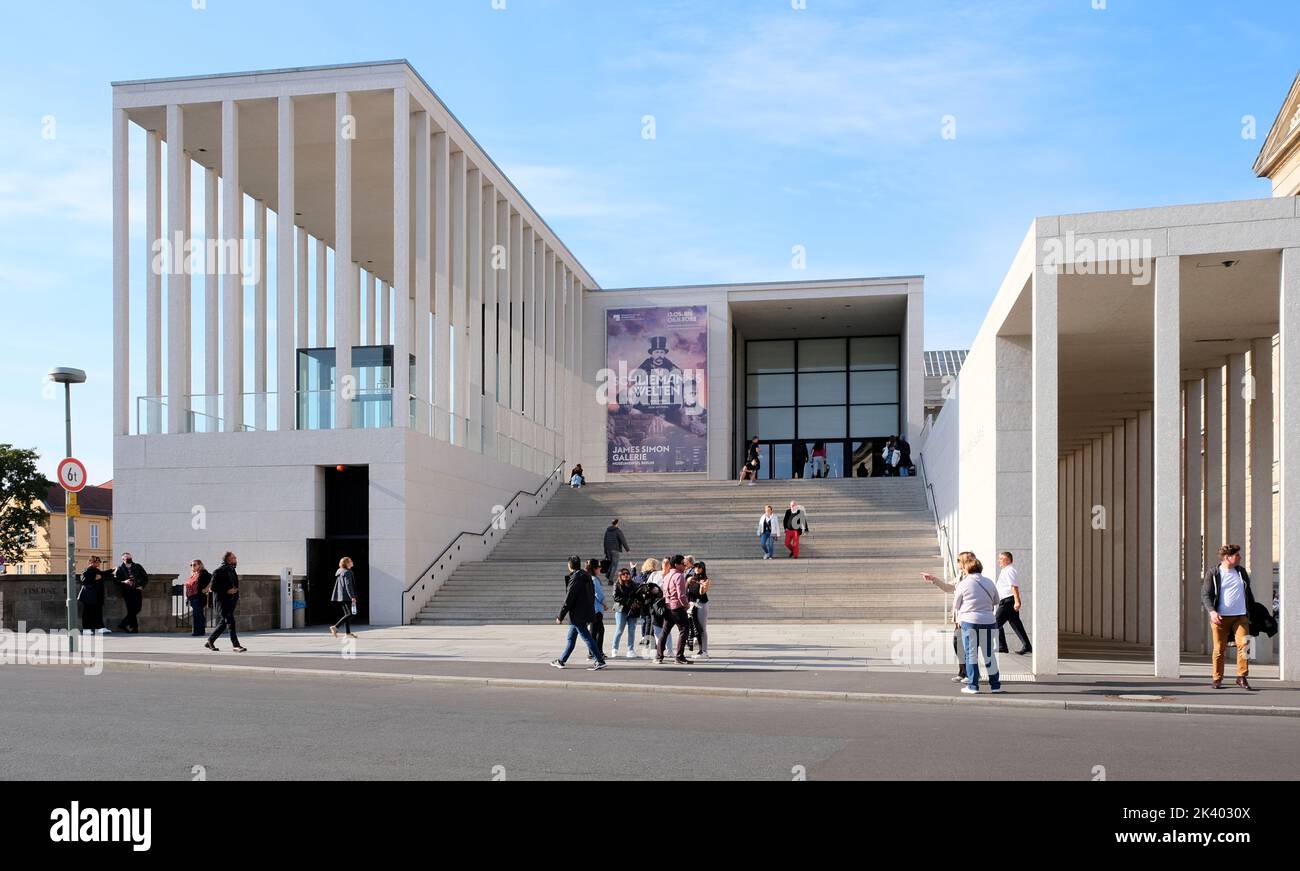 Berlino, Germania, 23 settembre 2022, vista frontale della Galleria di James Simon con scala, collonades e ingresso. Foto Stock