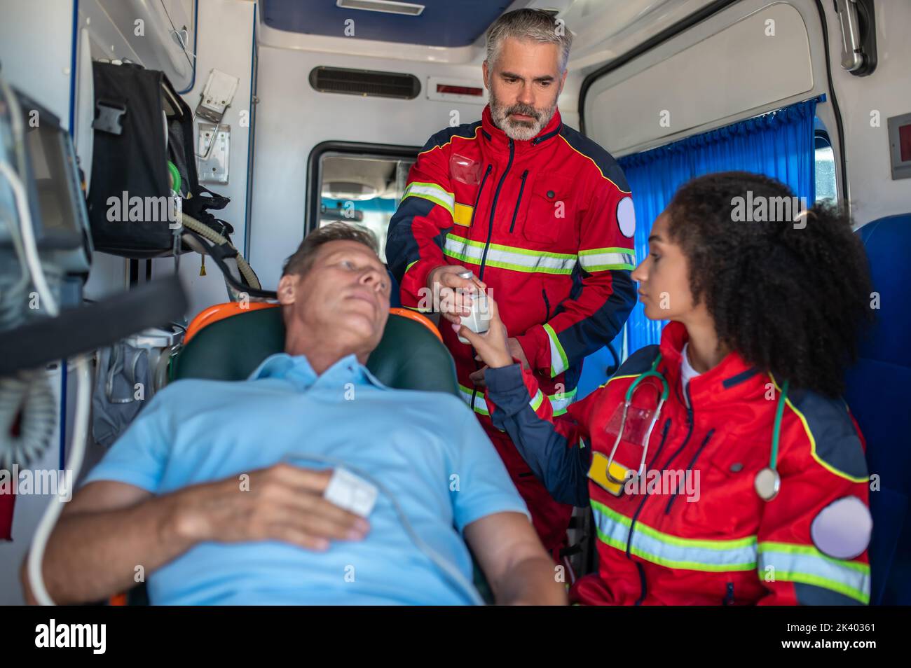 Personale paramedico che prepara l'uomo per il flebo Foto Stock