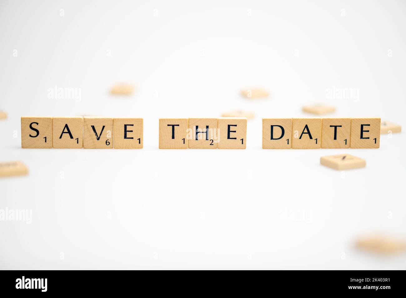 SALVARE LA parola DATA scritta su sfondo bianco. SALVA IL testo DELLA DATA in bianco per i tuoi progetti, concept. Foto Stock