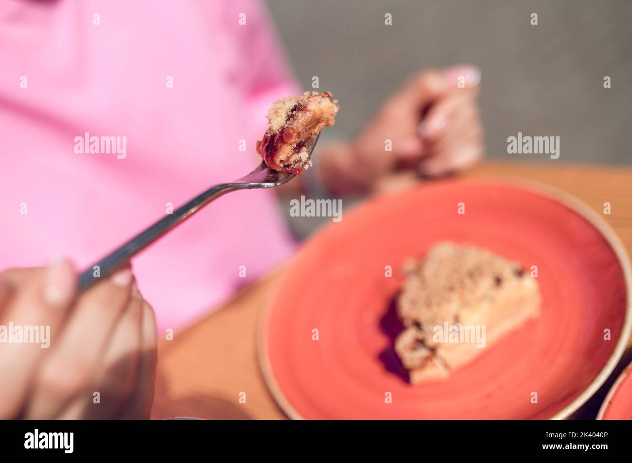 Immagine ravvicinata di una donna che mangia una torta Foto Stock