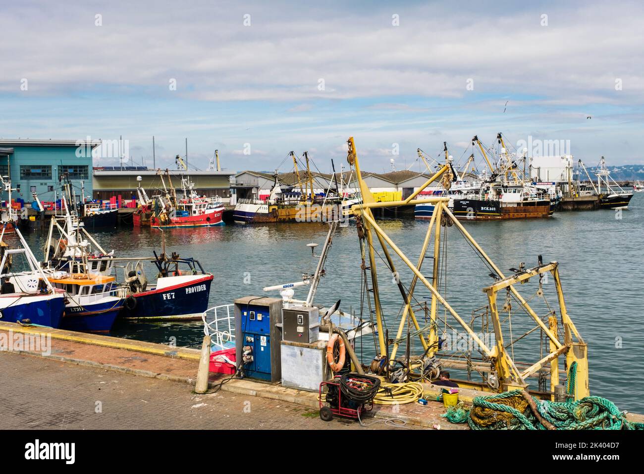 Barche da pesca commerciali nel molo nel porto esterno. Brixham, Devon, Inghilterra, Regno Unito, Gran Bretagna Foto Stock