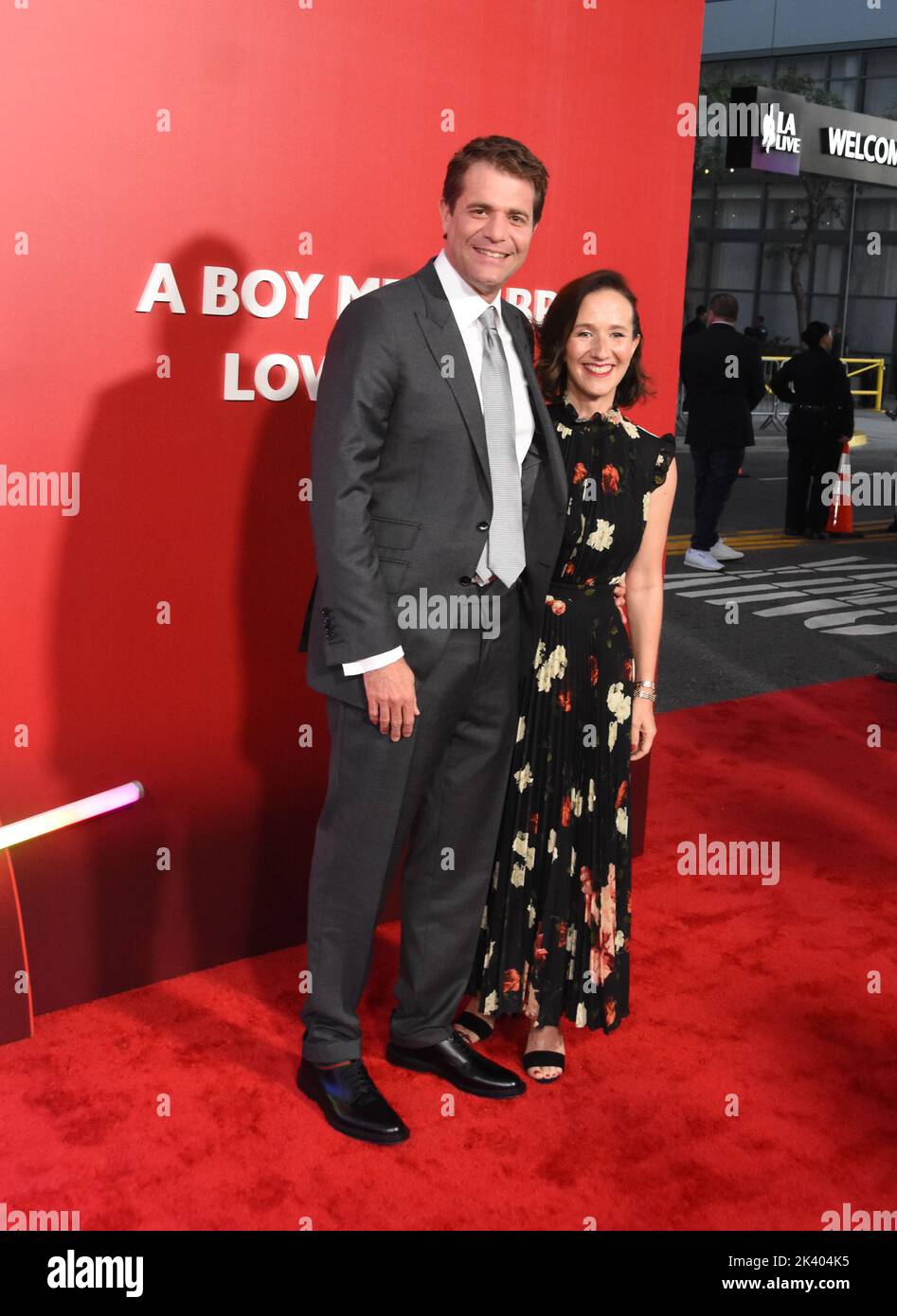 Los Angeles, California, USA 28th settembre 2022 il regista/scrittore/produttore Nicholas Stoller e la moglie Francesca Delbanco partecipano alla Los Angeles Premiere of Universal Pictures 'Bros' al Regal LA Live il 28 settembre 2022 a Los Angeles, California, USA. Foto di Barry King/Alamy Live News Foto Stock