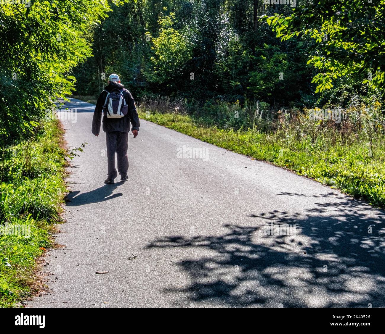 Uomo anziano che cammina lungo il percorso dell'ex Muro di Berlino, Rosenthal, Pankow, Berlino, Germania Foto Stock