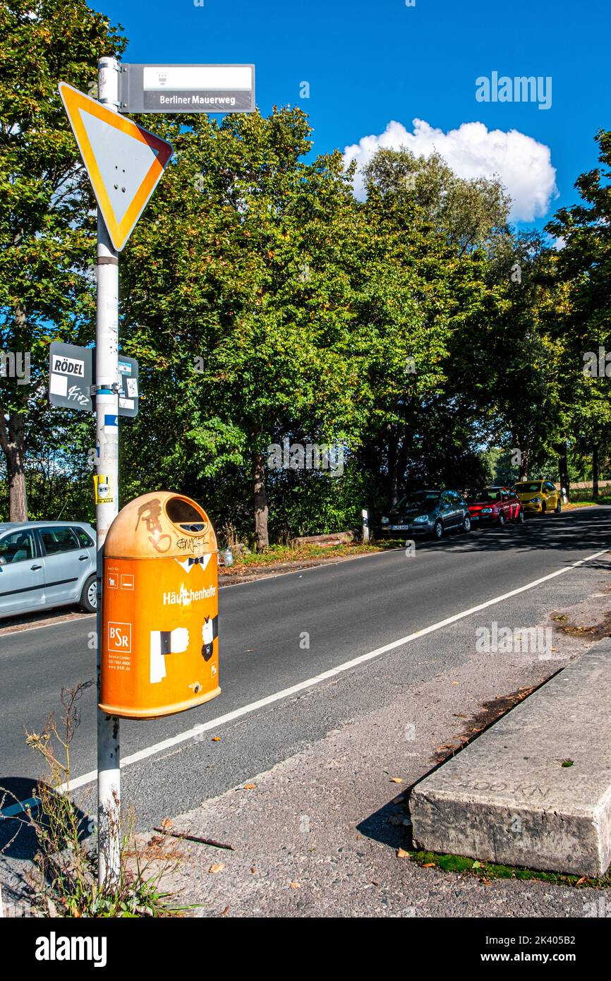 Berliner Mauerweg Sign in Bahnhofstrasse,Blankenfelde,Pankow,Berlino,Germania Foto Stock