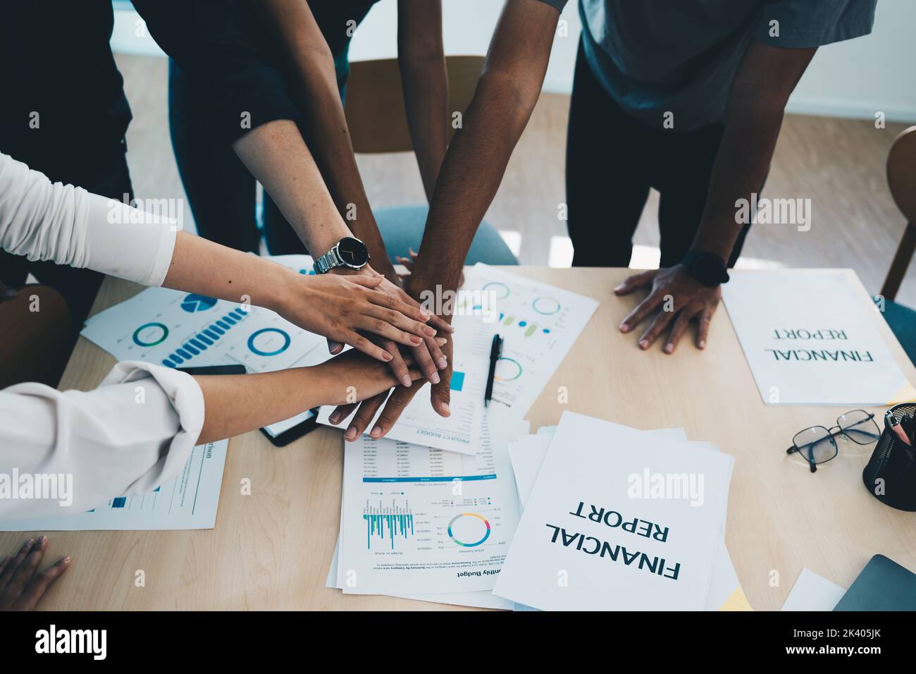 Collaborazione di lavoro di squadra di mani al lavoro insieme per mostrare la comunità di lavoro e il supporto. Varietà di team aziendali pronti a lavorare su una vendita digitale Foto Stock