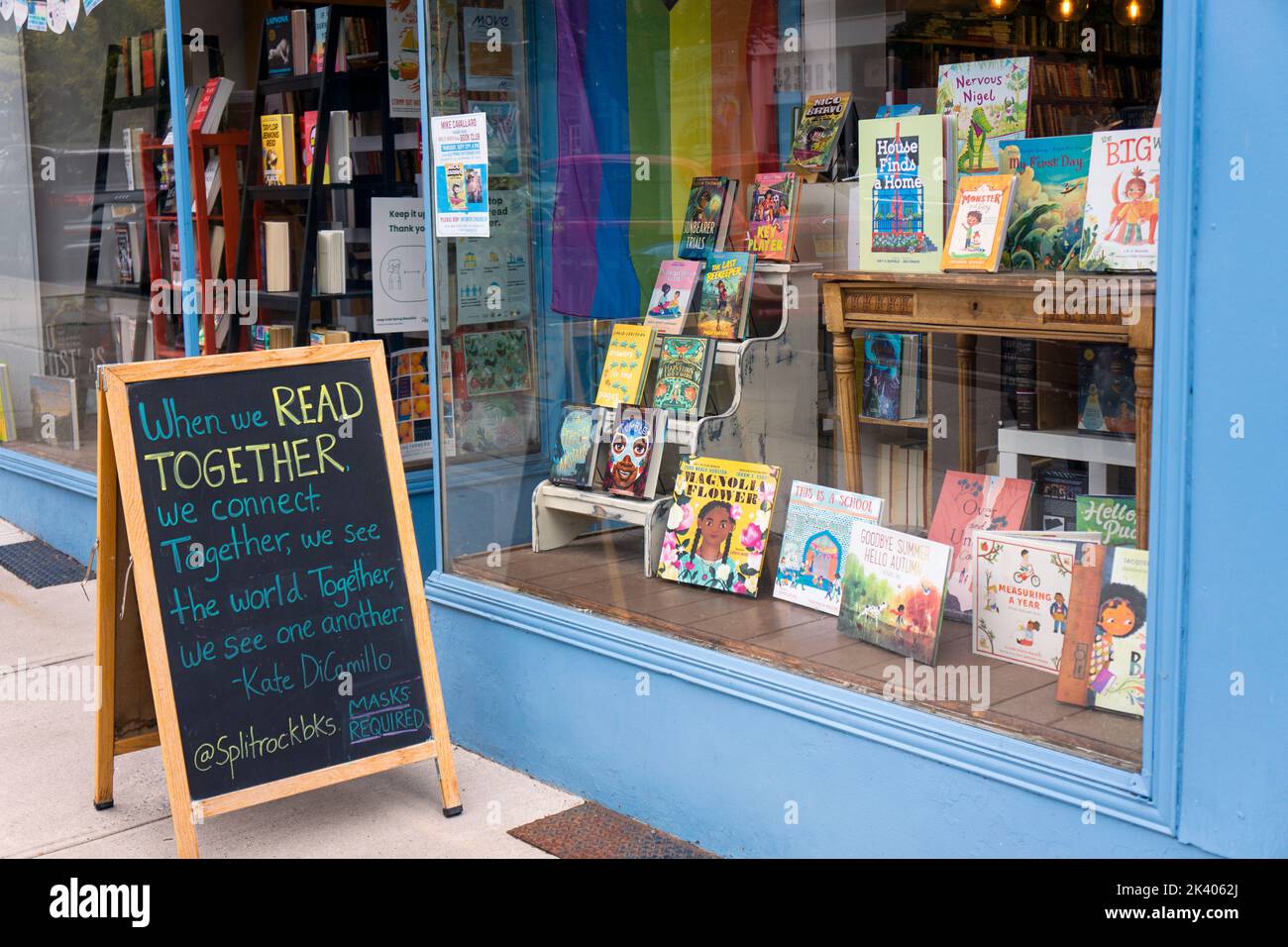 Un gesso & il segno della lavagna fuori dei libri di scoglio di Spalato che citano, Kate DiCamillo, un autore di romanzo dei bambini. A Cold Spring, New York. Foto Stock