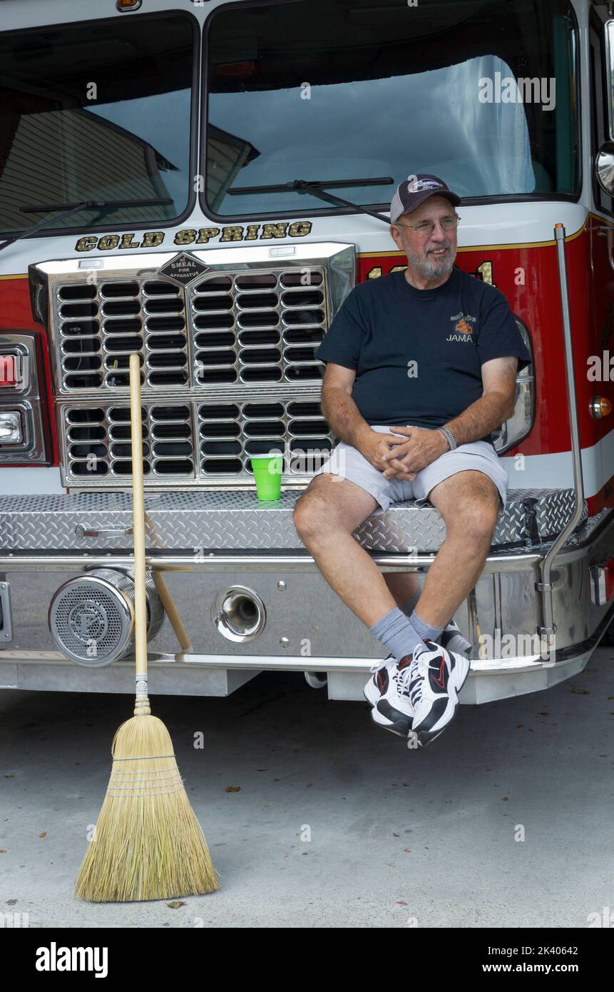 Ritratto di Steve, un veterano di 52 anni con la Cold Spring Fire Company No. 1. Sulla Main St. A Cold Spring, New York, tra chiamate, Foto Stock