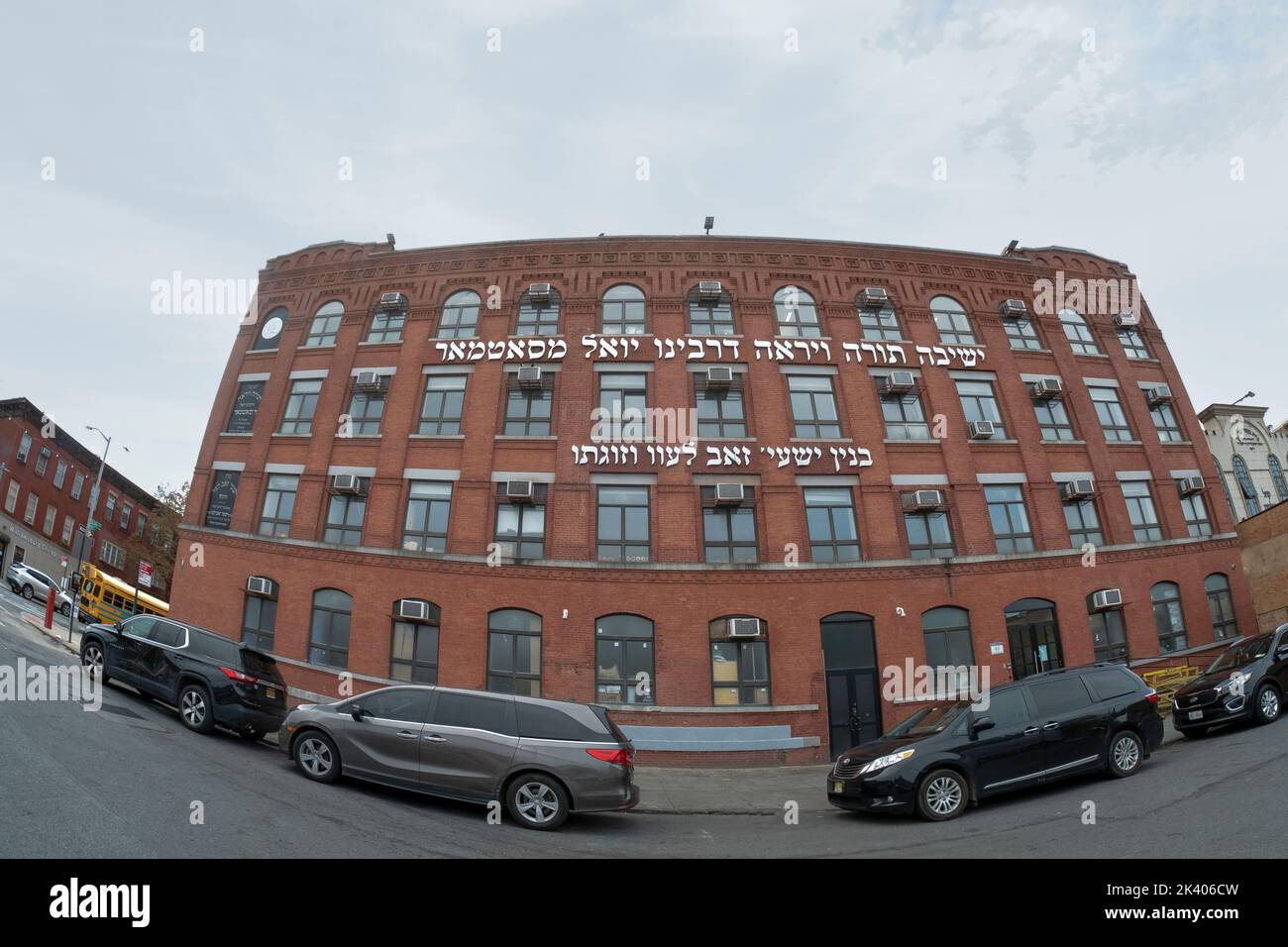 Una vista a lente di pesce di Yeshiva Torah V'Yirah, una grande scuola di grado Satmar a 4 piani a Williamsburg, Brooklyn, New York City. Foto Stock