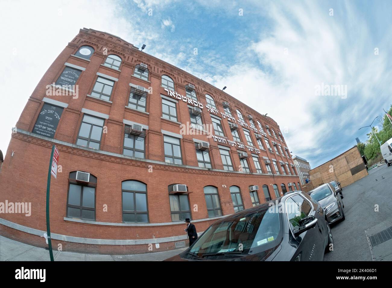 Una vista a lente di pesce di Yeshiva Torah V'Yirah, una grande scuola di grado Satmar a 4 piani a Williamsburg, Brooklyn, New York City. Foto Stock