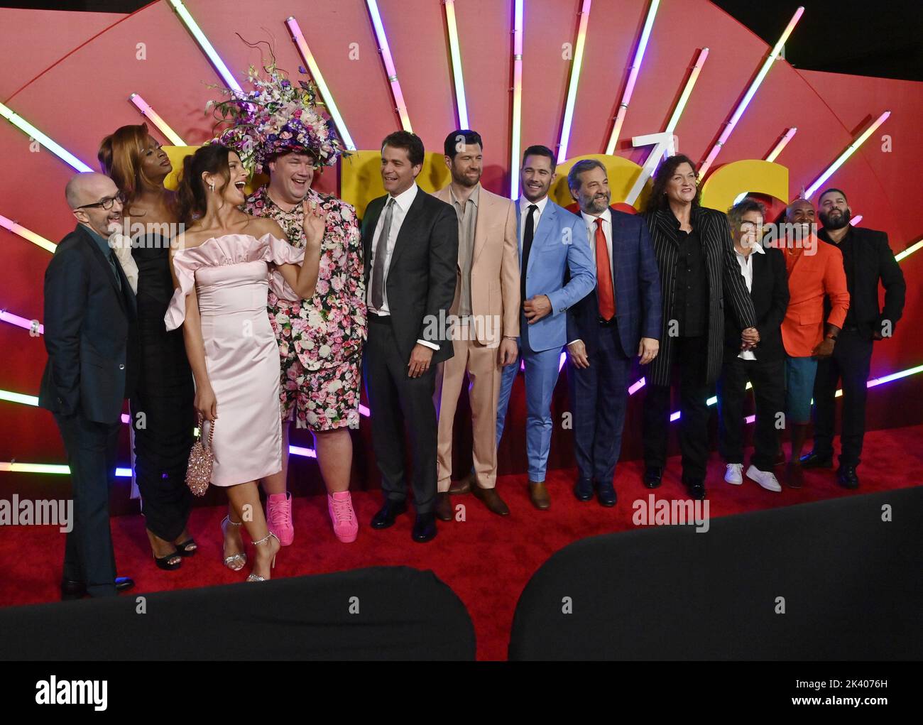 Los Angeles, Stati Uniti. 28th Set, 2022. Membri del cast Jim rash, Symone, Eve Lindley, Guy Branum, Nicholas Stoller, Billy Eichner, Luke Macfarlane, Judd Apatow, Dot-Marie Jones, Amanda Bearse, D'lo e Guillermo D'az (L-R) si riuniscono per una foto-op durante la prima della romantica commedia cinematografica 'Bros' al Regal LA Live di Los Angeles mercoledì 28 settembre 2022. Trama: Due uomini con problemi di impegno tentano una relazione. Foto di Jim Ruymen/UPI Credit: UPI/Alamy Live News Foto Stock