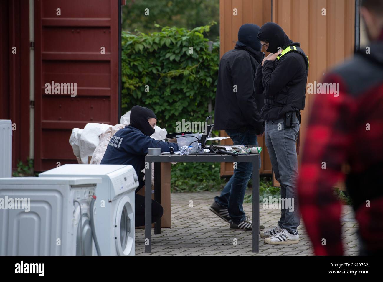 Berlino, Germania. 29th Set, 2022. Gli agenti di polizia registrano l'inventario del gruppo presso la sede del gruppo basculante "Hells Angels MC Berlin Central" di Berlino. A causa di attività criminali, il gruppo è stato bandito e sciolto dal senatore dell'interno di Berlino. Credit: Paul Zinken/dpa/Alamy Live News Foto Stock