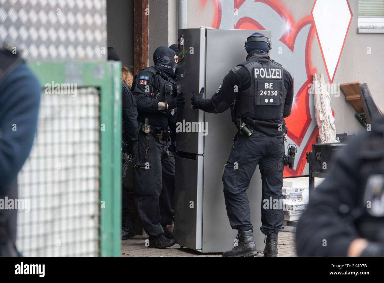 Berlino, Germania. 29th Set, 2022. Gli agenti di polizia trasportano un frigorifero sequestrato dalla clubhouse del gruppo di bilancieri 'Hells Angels MC Berlin Central' a Berlino. A causa di attività criminali, il gruppo è stato bandito e sciolto dal senatore dell'interno di Berlino. Credit: Paul Zinken/dpa/Alamy Live News Foto Stock