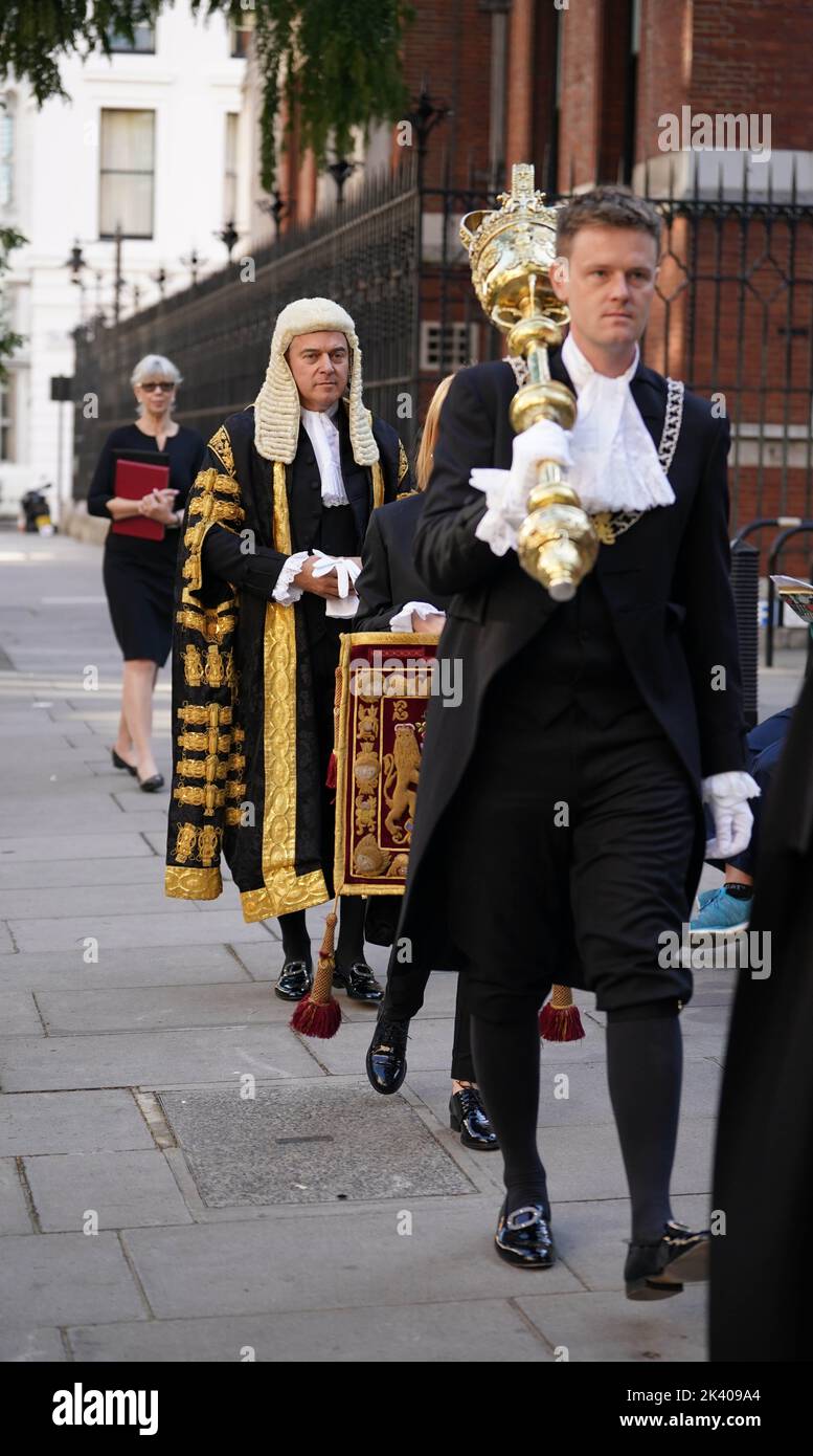 Il Segretario alla Giustizia Brandon Lewis (al centro a sinistra) arriva alla Royal Courts of Justice, nel centro di Londra, prima della sua cerimonia di giuramento come Lord Chancellor. Data immagine: Giovedì 29 settembre 2022. Foto Stock