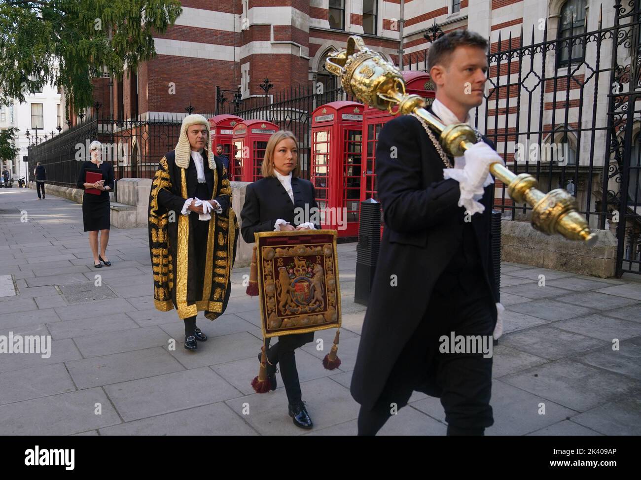Il Segretario alla Giustizia Brandon Lewis (al centro a sinistra) arriva alla Royal Courts of Justice, nel centro di Londra, prima della sua cerimonia di giuramento come Lord Chancellor. Data immagine: Giovedì 29 settembre 2022. Foto Stock