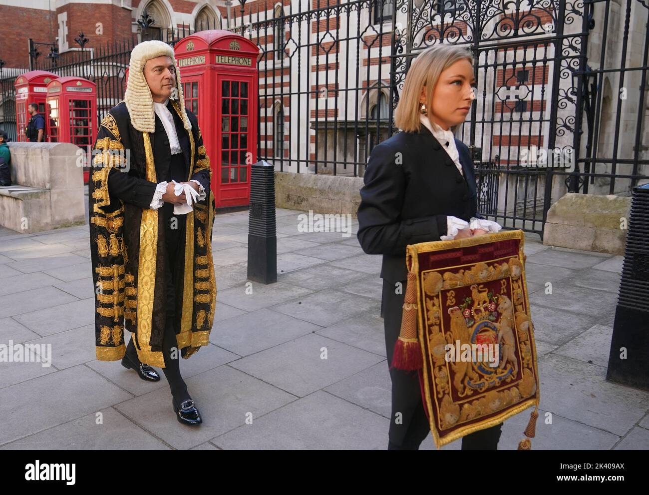 Il Segretario alla Giustizia Brandon Lewis (a sinistra) arriva alla Royal Courts of Justice, nel centro di Londra, prima della sua cerimonia di giuramento come Lord Chancellor. Data immagine: Giovedì 29 settembre 2022. Foto Stock