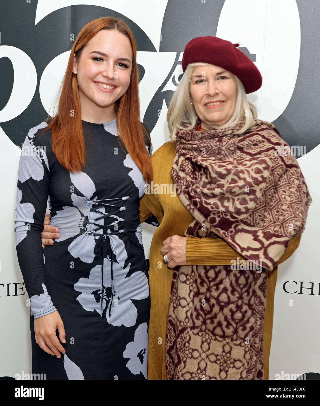 Grace Arnold e Meg Simmonds arrivano per sessant'anni all'asta di James Bond presso la casa d'aste di Christie nel centro di Londra. Data immagine: Mercoledì 28 settembre 2022. Foto Stock