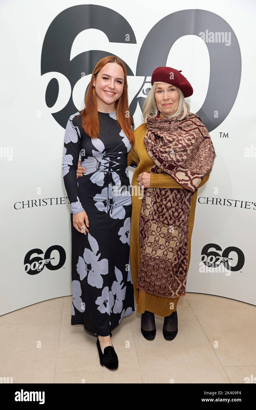 Grace Arnold e Meg Simmonds arrivano per sessant'anni all'asta di James Bond presso la casa d'aste di Christie nel centro di Londra. Data immagine: Mercoledì 28 settembre 2022. Foto Stock