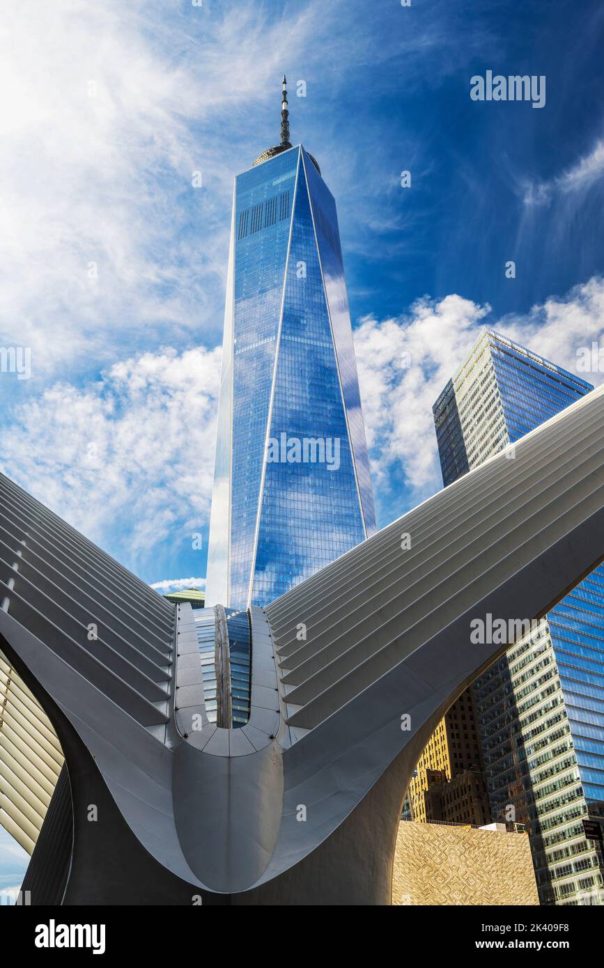 Stazione World Trade Center (PATH), conosciuta anche come Oculus, progettata dall'architetto Santiago Calatrava con un World Trade Center dietro, New York, NY, USA Foto Stock