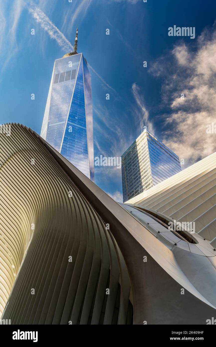 Stazione World Trade Center (PATH), conosciuta anche come Oculus, progettata dall'architetto Santiago Calatrava con un World Trade Center dietro, New York, NY, USA Foto Stock