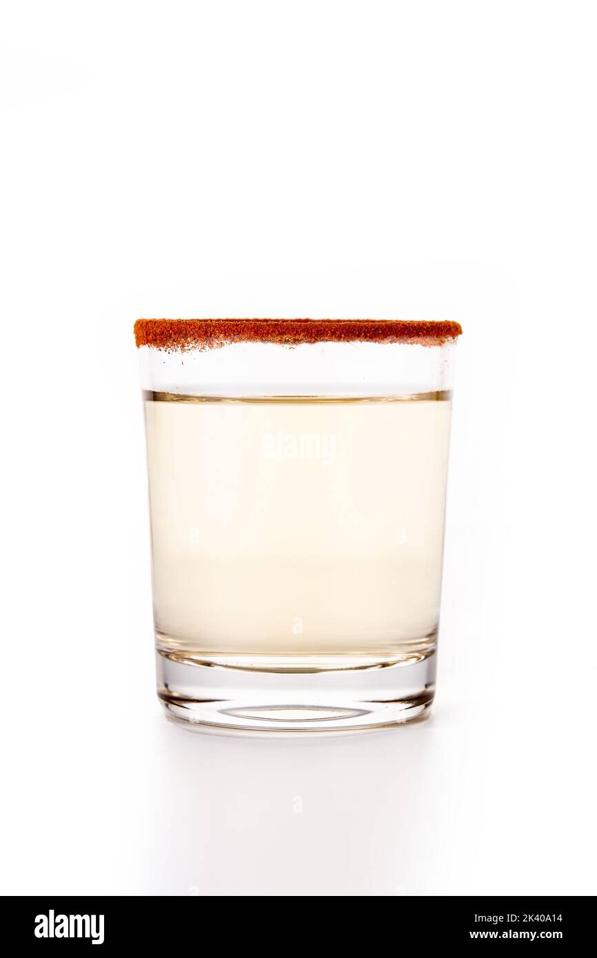Mezcal bevanda messicana con fette d'arancia e sale di verme isolato su sfondo bianco Foto Stock