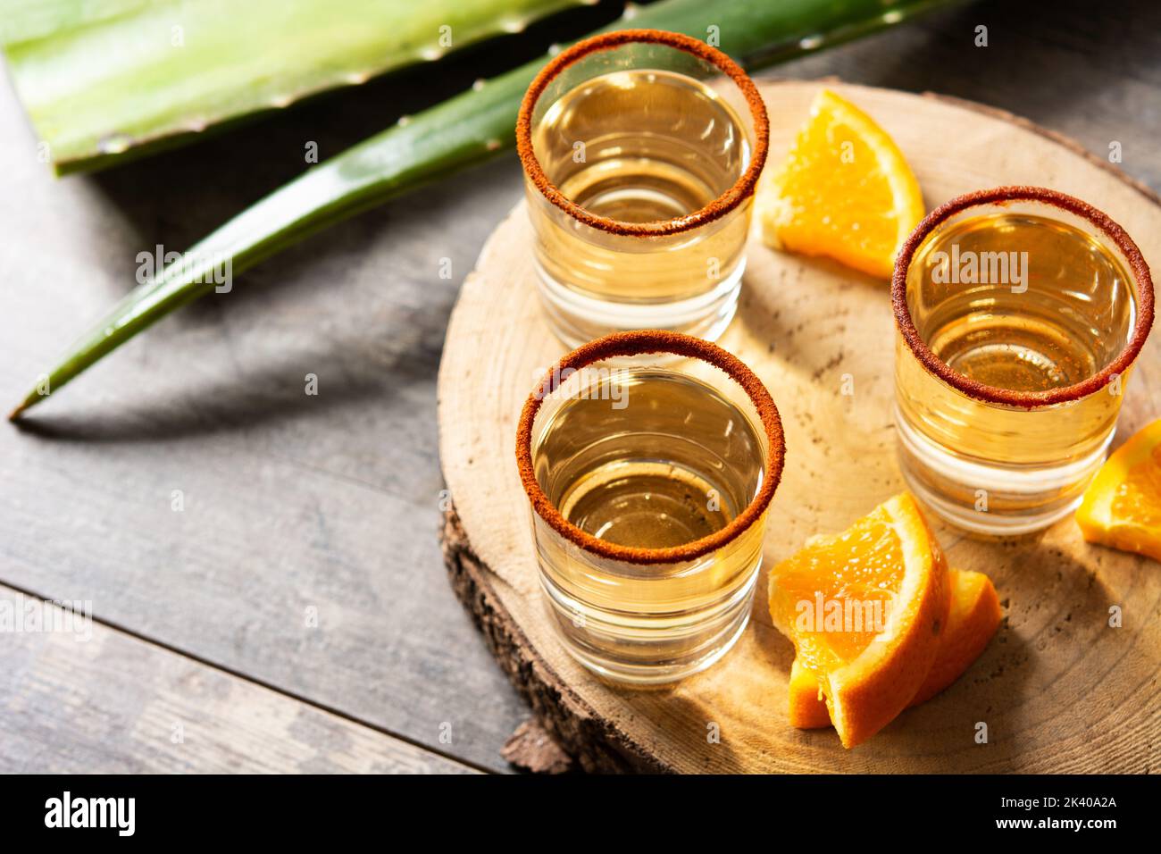 Bevanda messicana mezcal con fette di arancia e sale di verme su tavolo di legno Foto Stock
