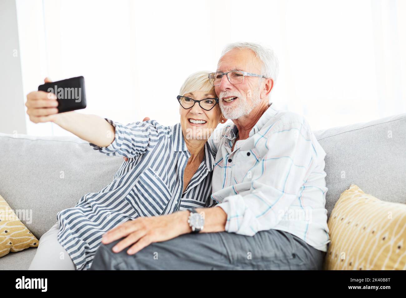 coppia anziana scattando selfie felice anziano pensionato ritratto cellulare smartphone tecnologia amore foto Foto Stock