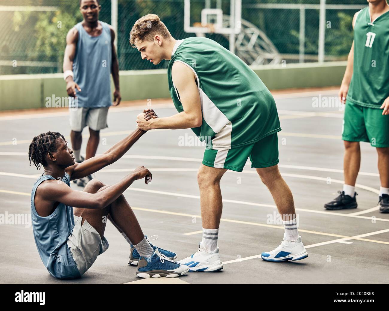 Campo da basket, aiuto o uomini che tengono le mani in esercizio benessere, allenamento da competizione o gioco di allenamento scolastico. Supporto al lavoro di squadra o diversità sportiva Foto Stock