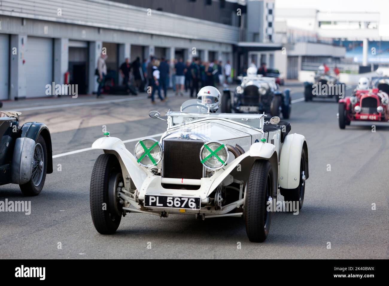 Il Bianco, 1931, Invicta Low chassis, di Alan e Rory Brown, uscendo dalla pit lane, al via della MRL Pre-War Sports Cars 'BRDC 500' Race Foto Stock