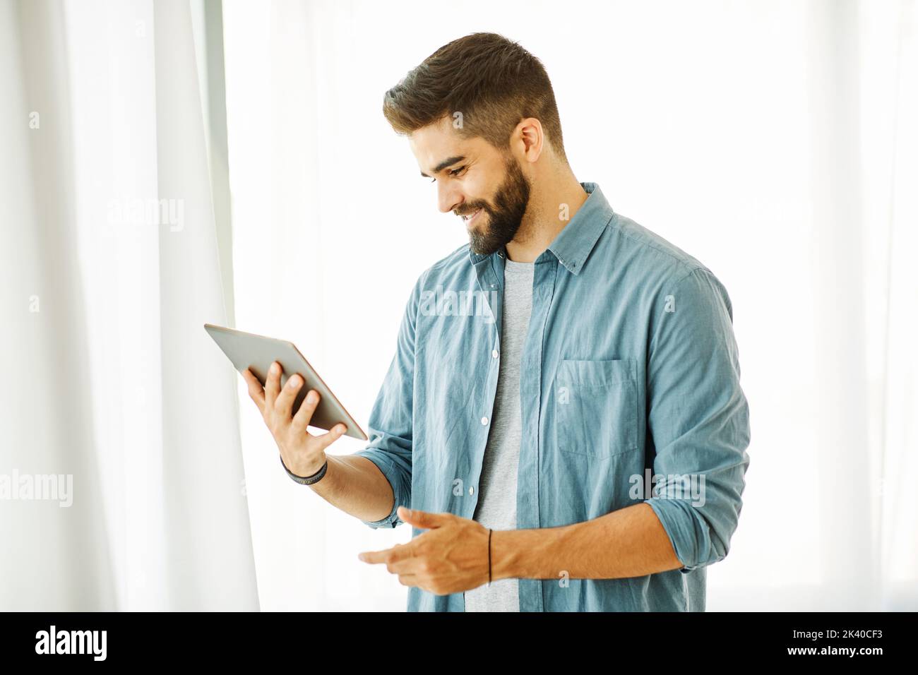 ritratto uomo tablet tecnologia maschio computer giovane lifestyle felice bello sorridente internet digitale online Foto Stock