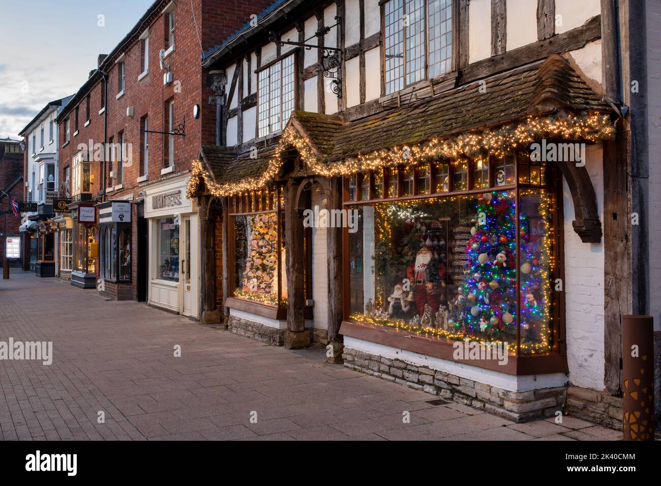 Il negozio di Natale Nutcracker lungo henley Street prima dell'alba. Stratford Upon Avon, Warwickshire, Inghilterra. Foto Stock