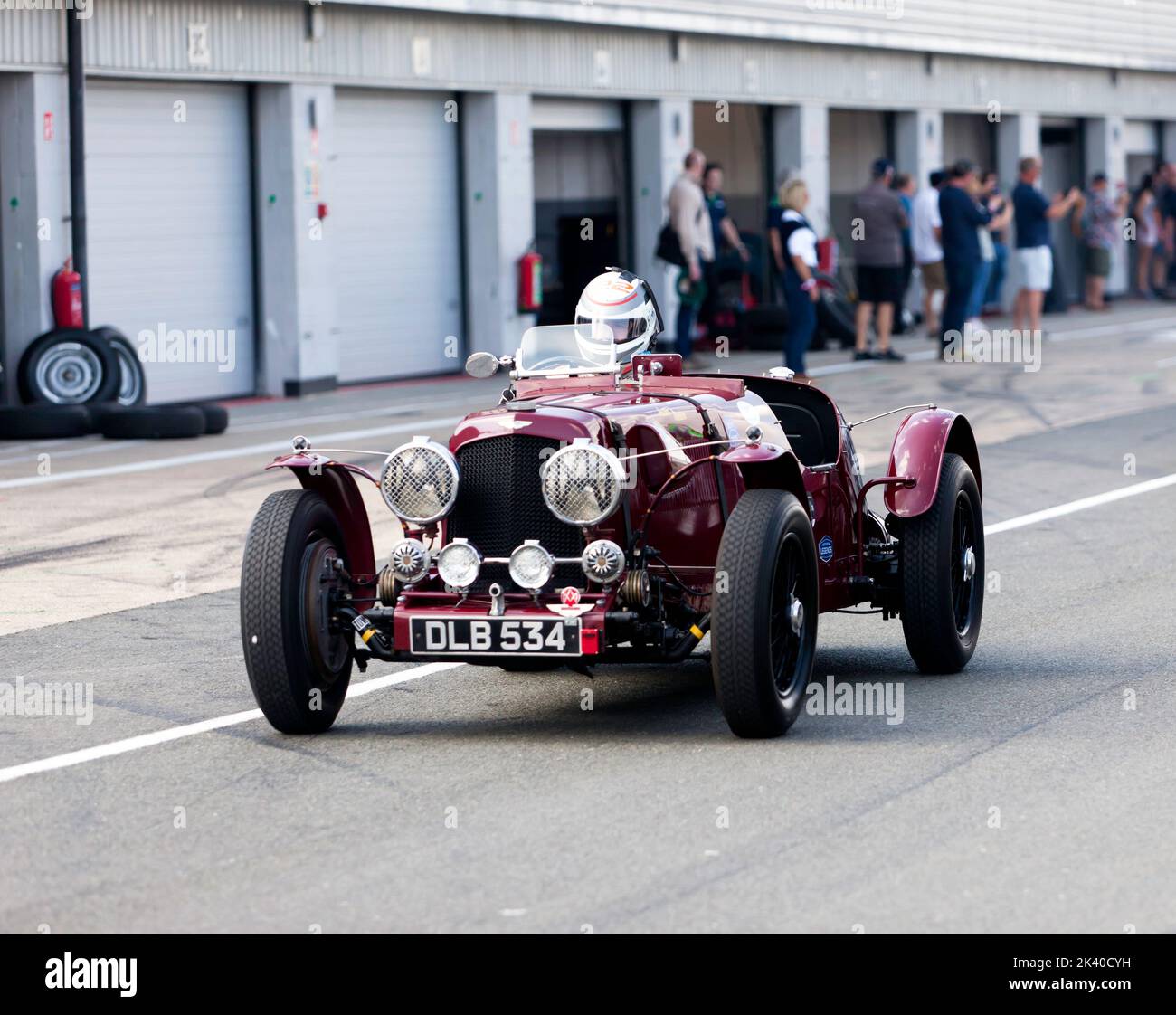 La Red,1936, Aston Martin Speed Model, di Robert Blakemore e Nigel Armstrong, nella corsia di Pit prima della gara MRL Pre-War Sports Cars 'BRDC 500. Foto Stock