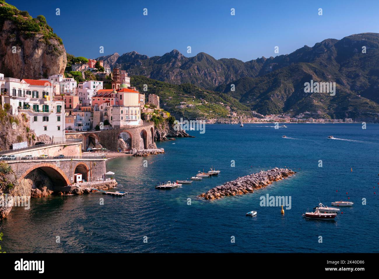 Atrani, Costiera Amalfitana, Italia. Immagine del paesaggio urbano dell'iconica città di Atrani, situata sulla Costiera Amalfitana, in Italia, nelle soleggiate giornate estive. Foto Stock