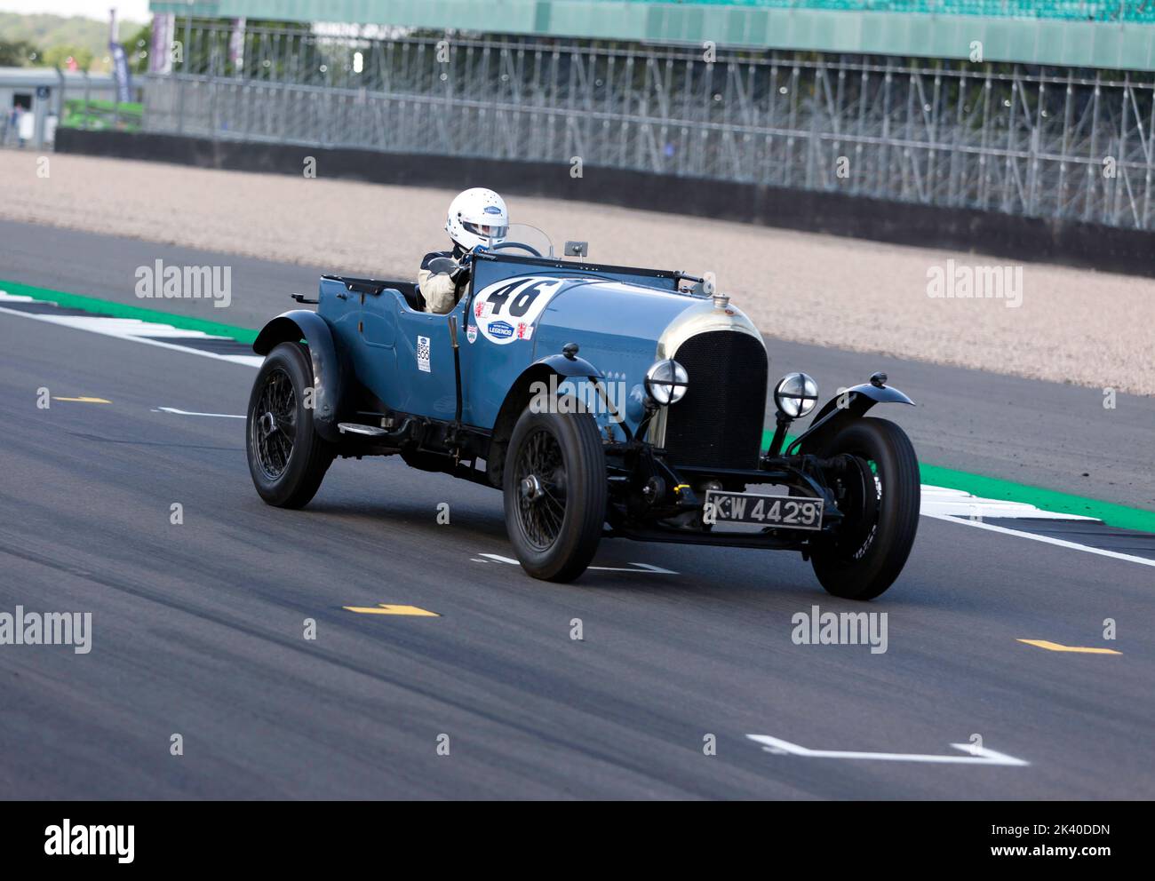 Duncan Wiltshire, alla guida del suo Blue, 1928, Bentley 3 litri, durante la gara MRL Pre-War Sports Cars 'BRDC 500' al Silverstone Classic 2022. Foto Stock