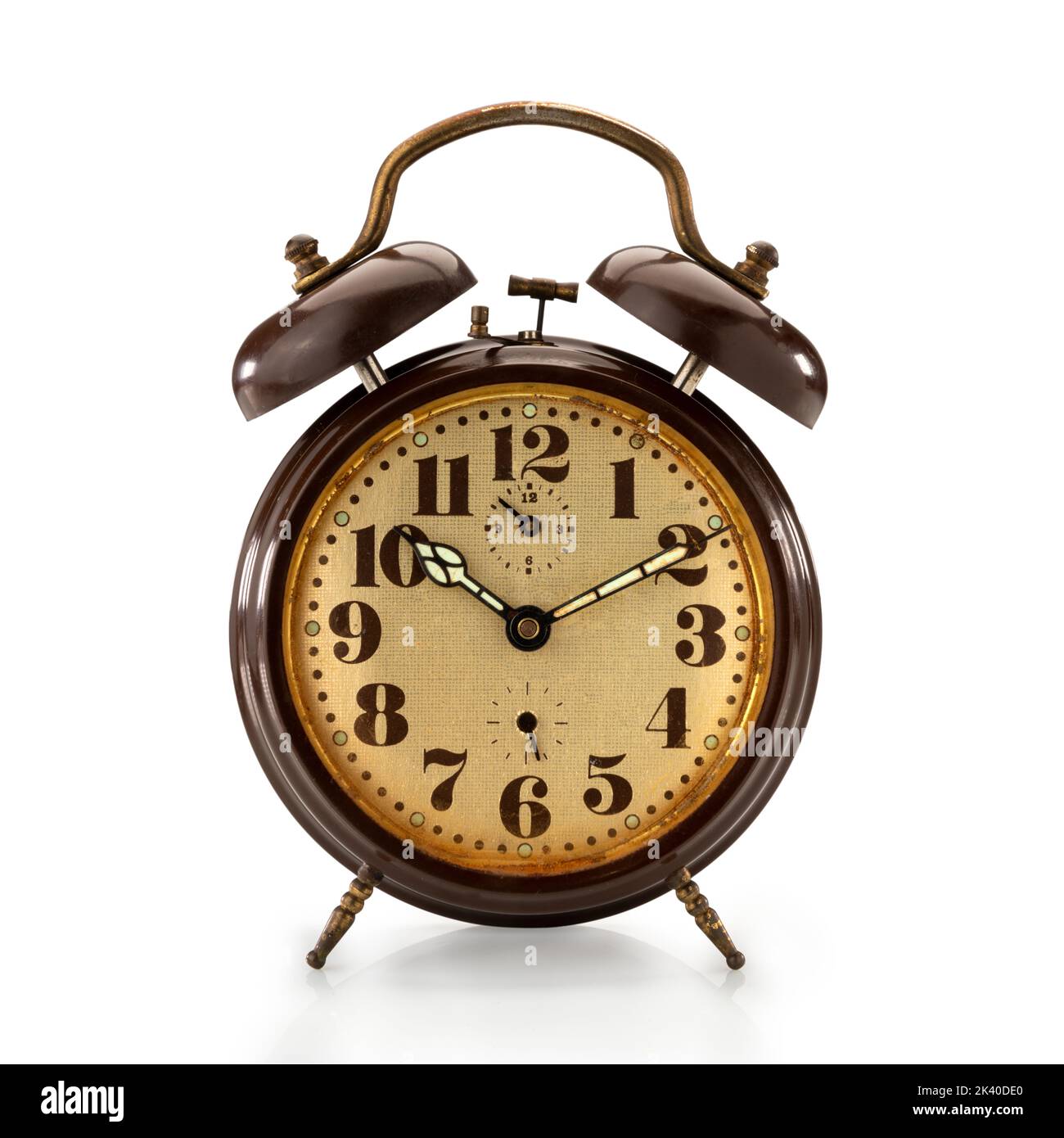 Sveglia vintage, vecchio stile marrone e oro orologio isolato su bianco, clipping path Foto Stock