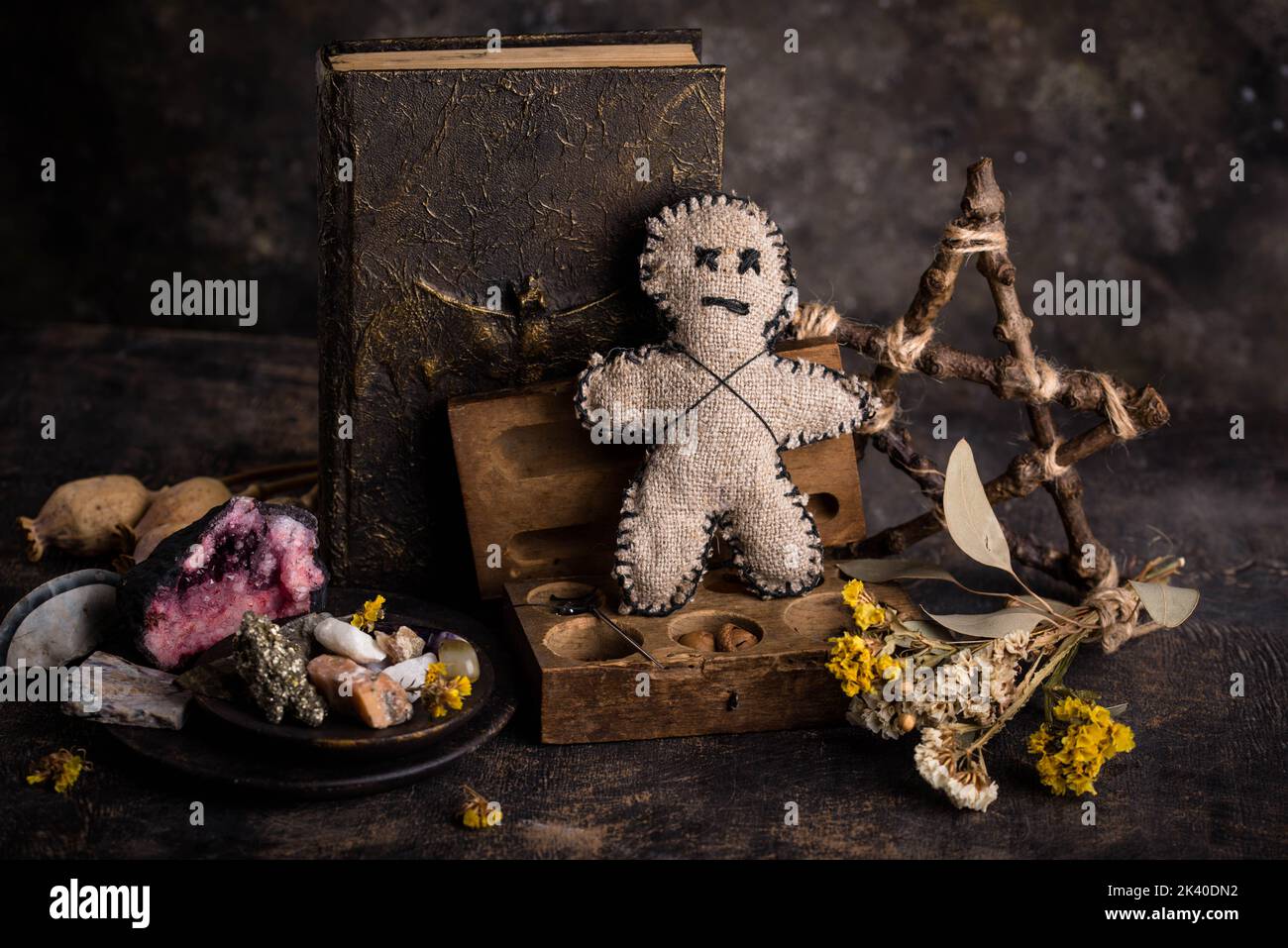 Bambola Voodoo. Rituale esoterico di magia nera. Foto Stock