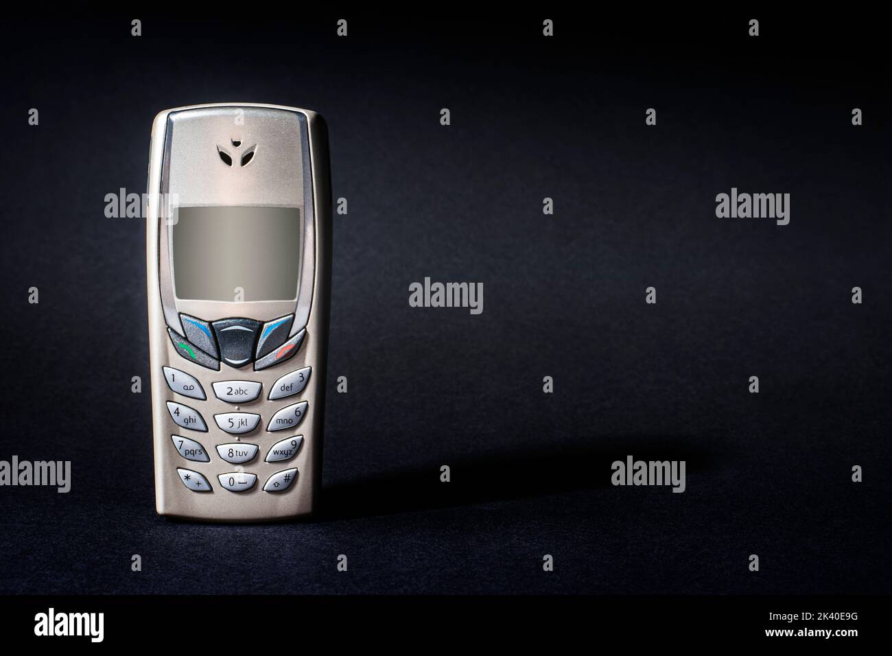 Vecchio telefono Argento e Oro con pulsanti su sfondo nero. Foto Stock