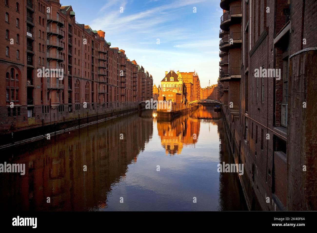 Castello ormeggiato nel quartiere dei magazzini di Amburgo all'alba, patrimonio dell'umanità dell'UNESCO, visto dal ponte Poggenmuehlen, Germania, Amburgo Foto Stock