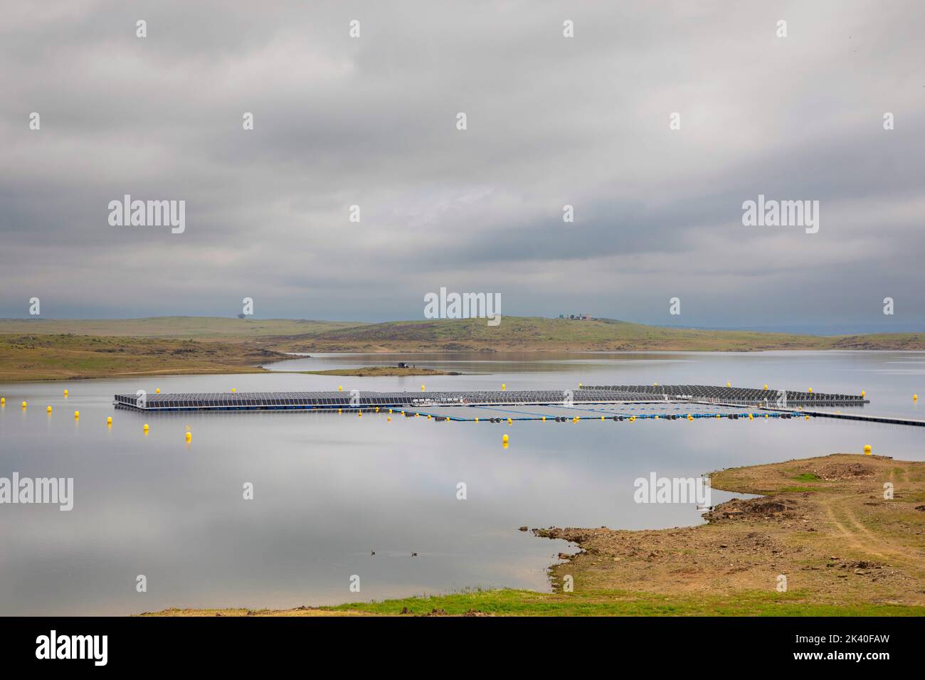 Il sistema fotovoltaico galleggia su un serbatoio, Spagna, Estremadura, Embalse de Sierra Brava Foto Stock