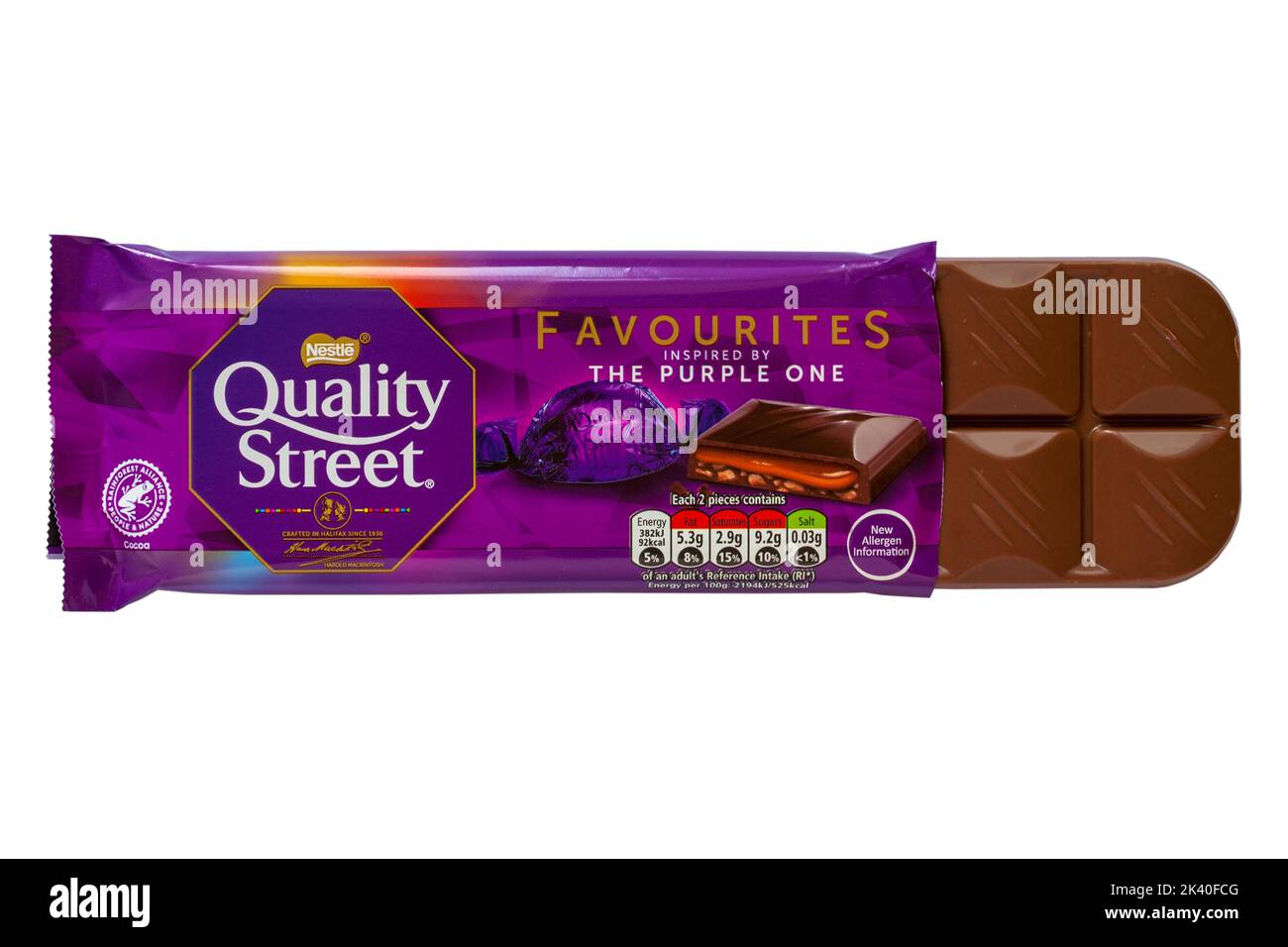 Bar of Quality Street Favourites ispirato alla barretta di cioccolato Purple One di Nestle aperto per mostrare contenuti isolati su sfondo bianco Foto Stock