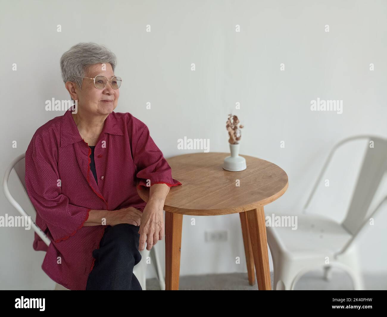 anziana anziana anziana anziana che si rilassa nel soggiorno. stile di vita di pensione maturo Foto Stock