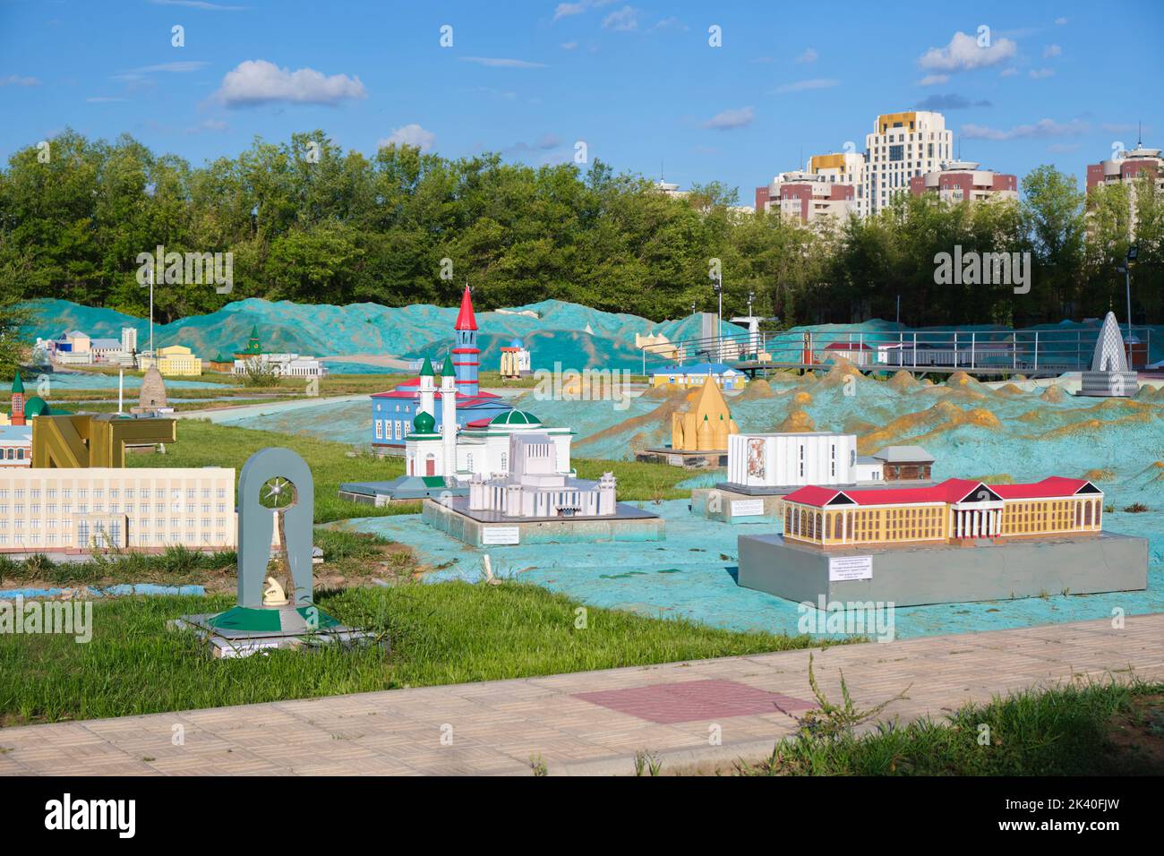 Una panoramica di alcuni modelli, tra cui un memoriale e una chiesa. Al parco in miniatura Atameken Map of Kazakhstan ad Astana, Kazakhstan. Foto Stock