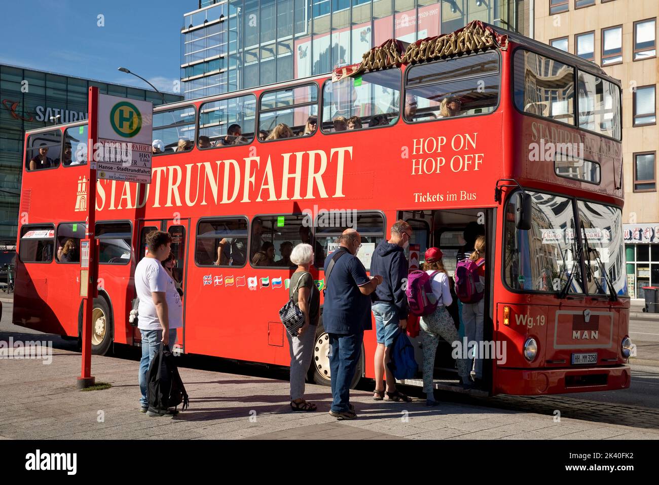 Le persone salite a bordo dell'autobus turistico a due piani rosso, Germania, Amburgo Foto Stock