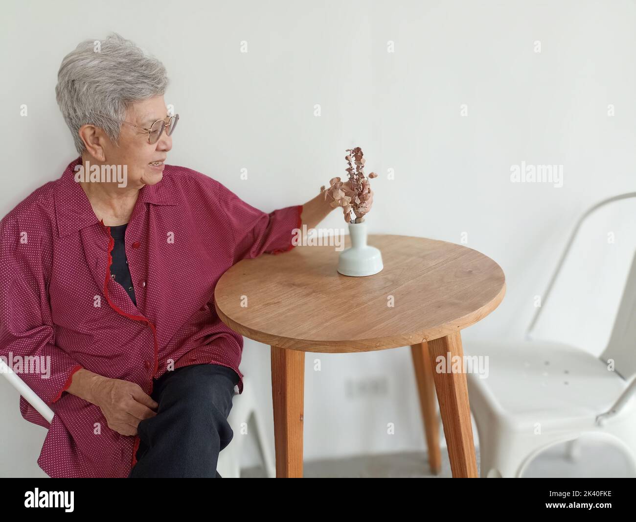 anziana anziana anziana anziana che si rilassa nel soggiorno. stile di vita di pensione maturo Foto Stock