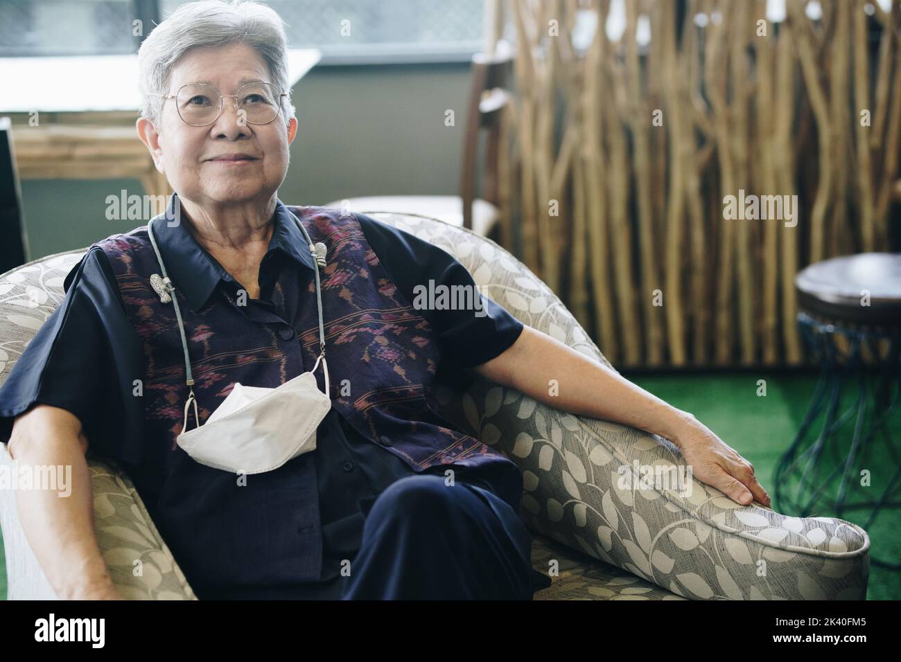 anziana anziana anziana anziana che si rilassa nel soggiorno. stile di vita di pensione maturo Foto Stock