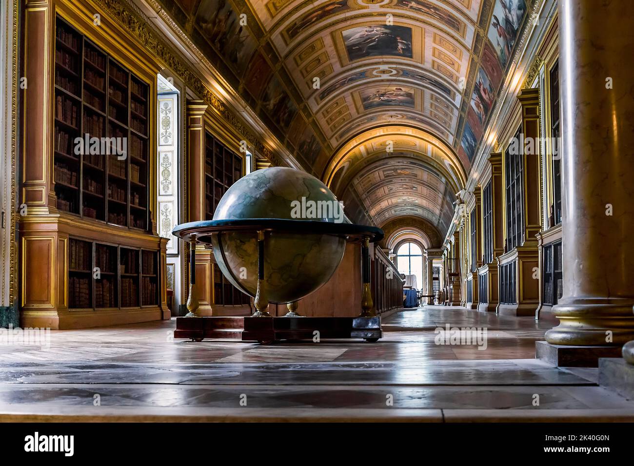 FONTAINEBLEAU, FRANCIA - 16 MAGGIO 2015: Questa è la sala della Biblioteca reale nel palazzo. Foto Stock