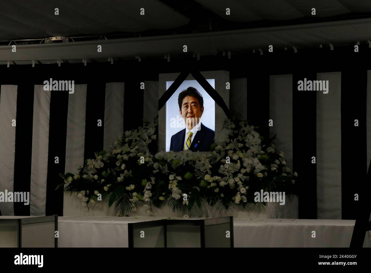 La fioriera che si è aperta fuori Nippon Budokan per pregare e offrire fiori sta chiudendo di notte, dove il funerale di stato per l'ex primo ministro giapponese Shinzo Abe si è tenuto il 27 settembre 2022 a Tokyo, Giappone. Foto Stock