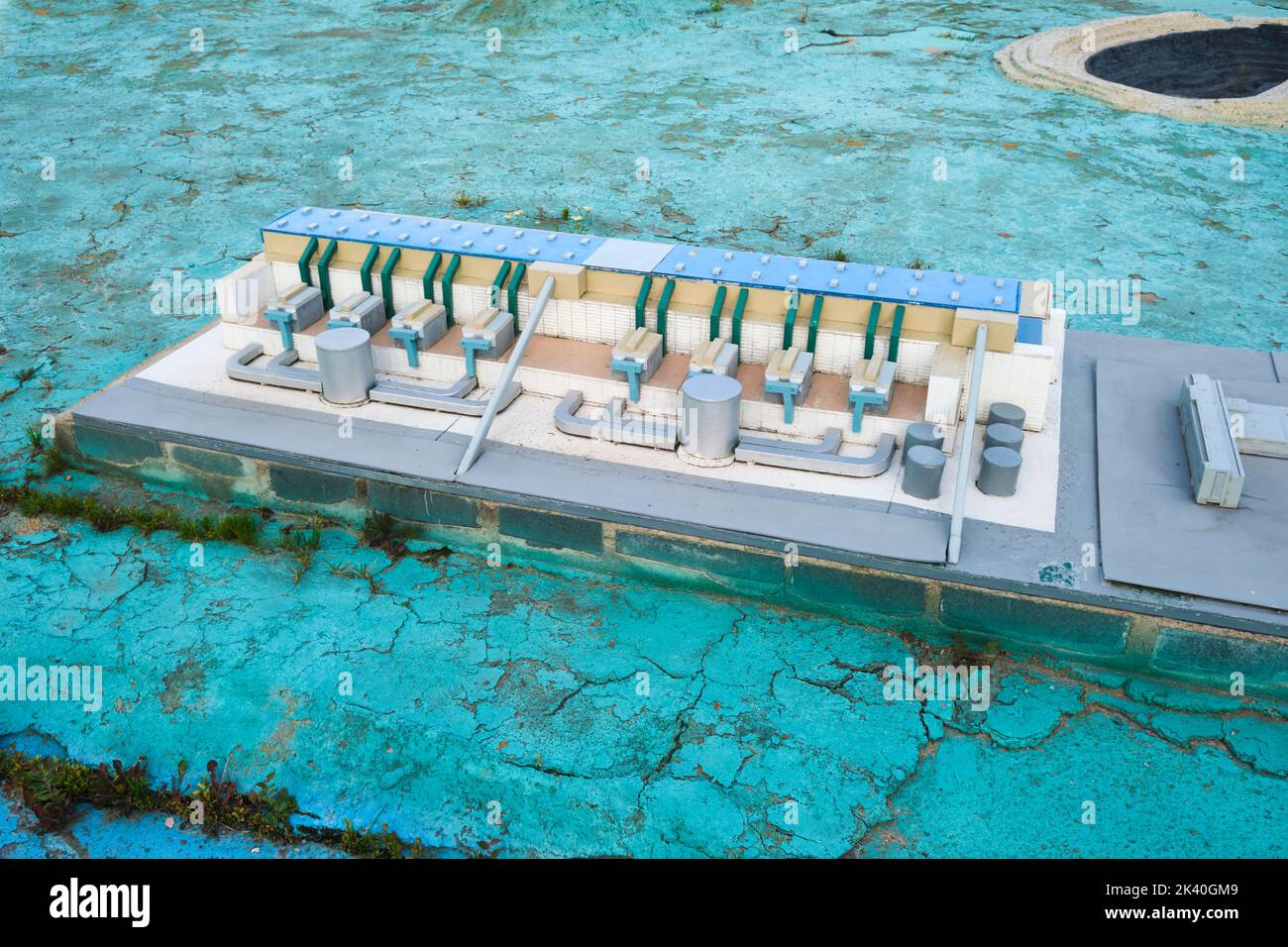 Un modello di fabbrica industriale di alluminio. Al parco in miniatura Atameken Map of Kazakhstan ad Astana, Kazakhstan. Foto Stock