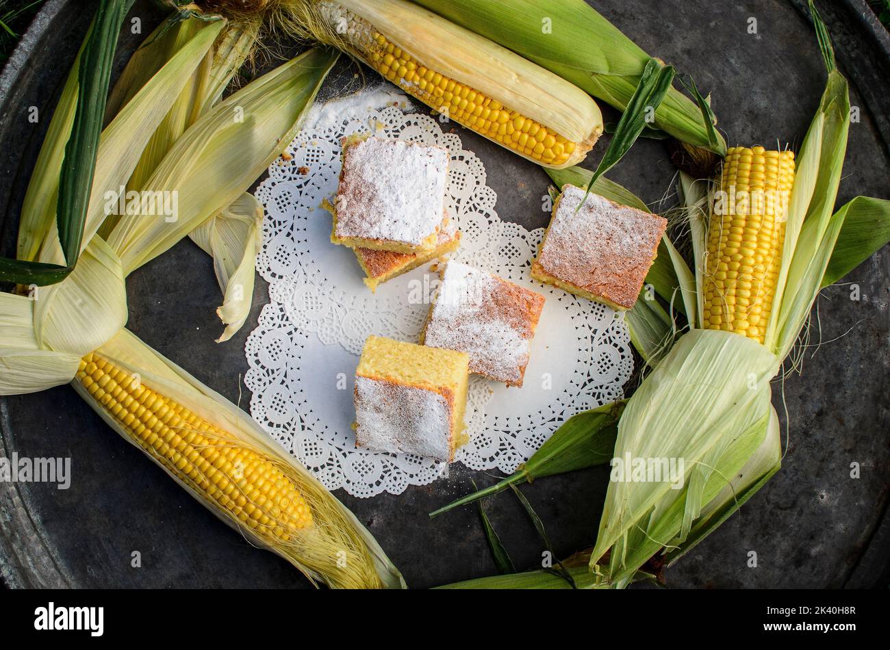 Torta di farina di mais con zucchero in polvere Foto Stock